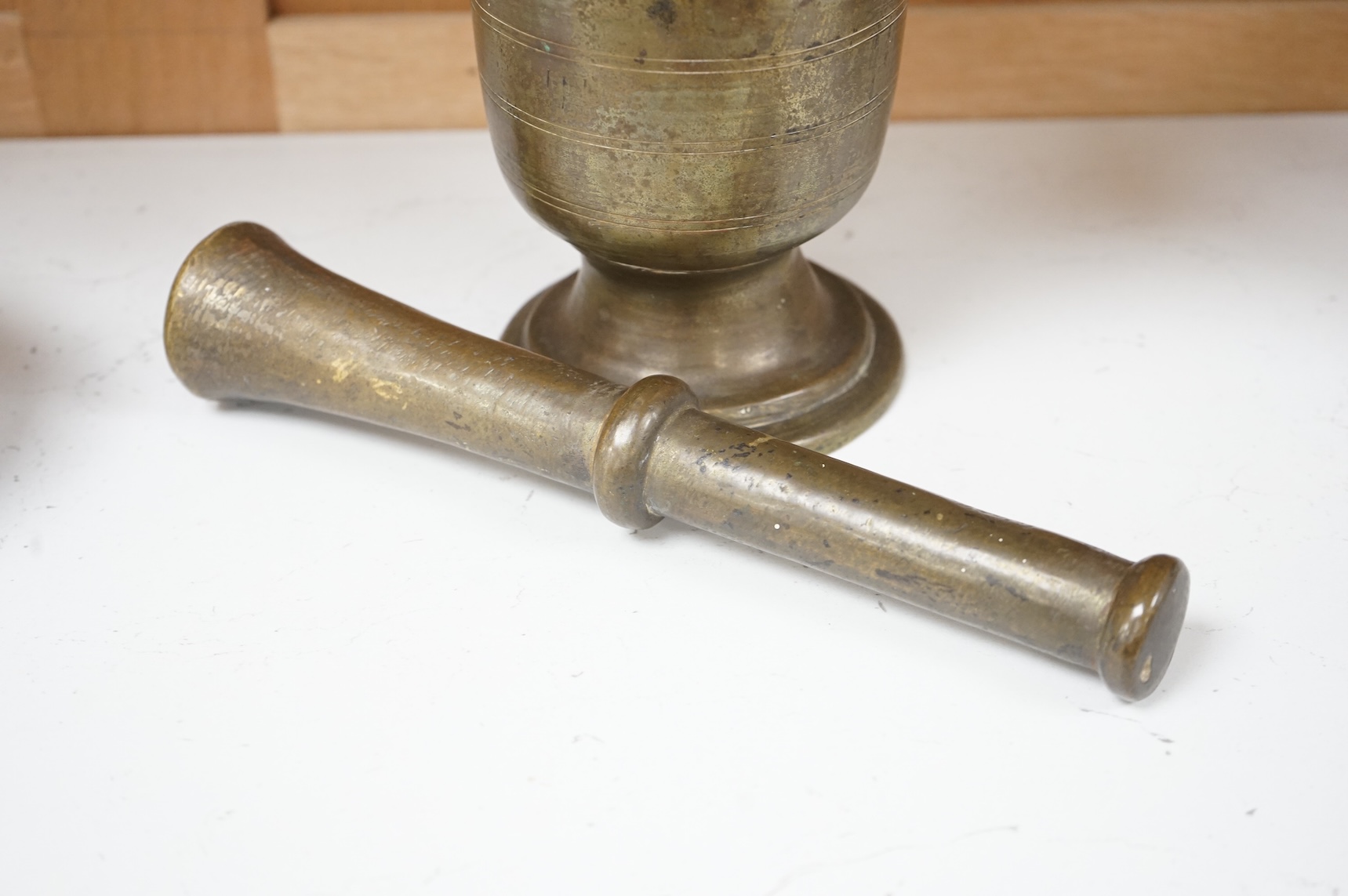 A Victorian bronze pestle and mortar, 25cm in length
